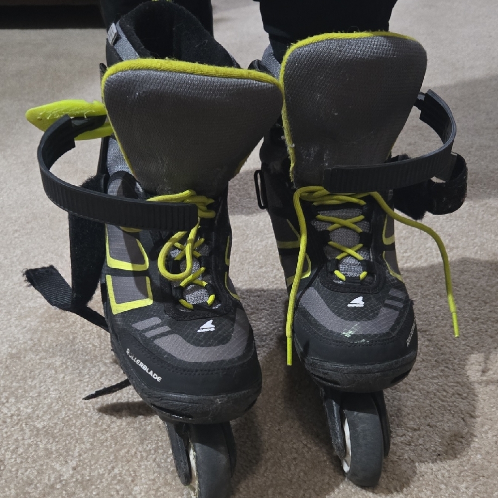 Rollerblade Spitfire XT kids rollerblade size 5-8 US. FAIR CONDITION.